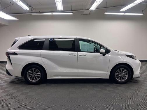 Ice Cap 2025 Toyota Sienna LE