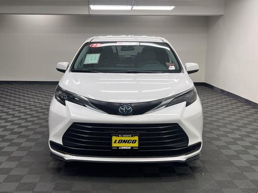 Ice Cap 2025 Toyota Sienna LE
