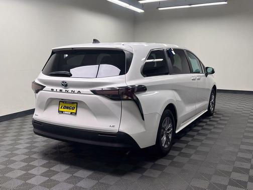Ice Cap 2025 Toyota Sienna LE