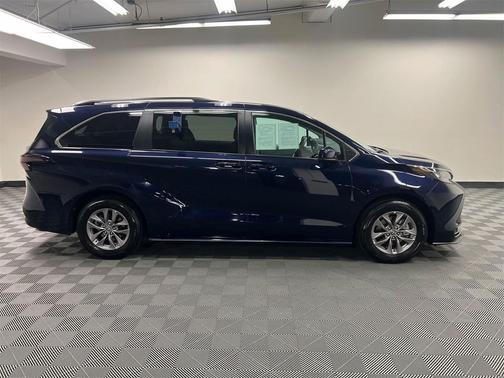 2024 Toyota Sienna LE