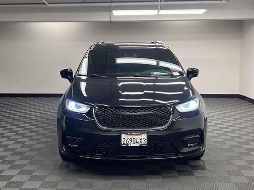 Brilliant Black Crystal Pearlcoat 2023 Chrysler Pacifica Limited