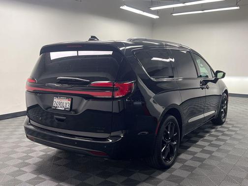 Brilliant Black Crystal Pearlcoat 2023 Chrysler Pacifica Limited