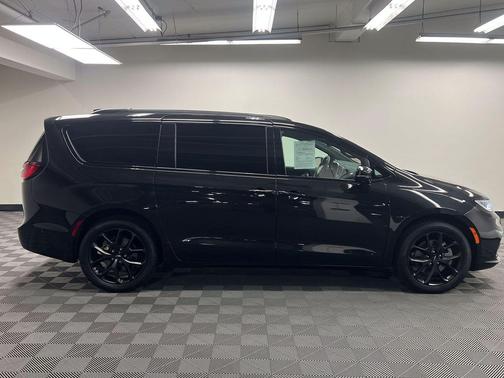 Brilliant Black Crystal Pearlcoat 2023 Chrysler Pacifica Limited