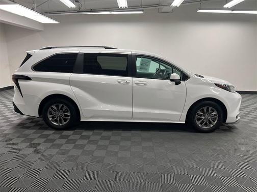 2024 Toyota Sienna LE