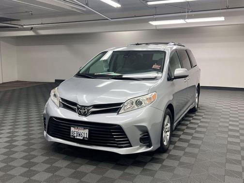Silver Sky Metallic 2018 Toyota Sienna LE