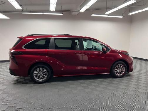2024 Toyota Sienna LE