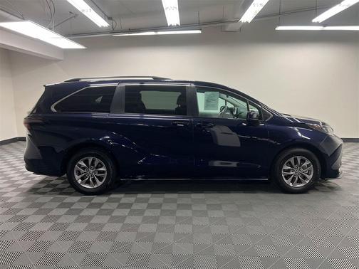 2024 Toyota Sienna LE