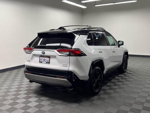 Wind Chill Pearl/Midnight Black Metallic 2023 Toyota RAV4 Hybrid SE