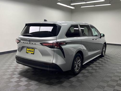 2021 Toyota Sienna LE