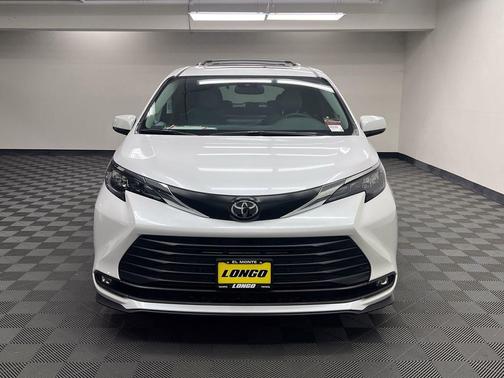 Wind Chill Pearl 2026 Toyota Sienna XLE