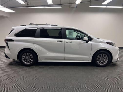 Wind Chill Pearl 2026 Toyota Sienna XLE