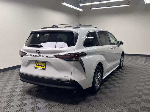 Wind Chill Pearl 2026 Toyota Sienna XLE