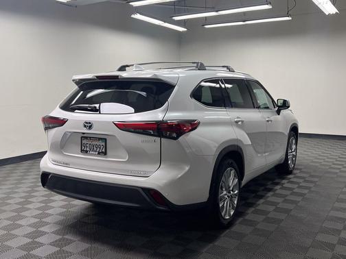 Wind Chill Pearl 2023 Toyota Highlander Hybrid Limited