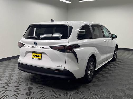 2023 Toyota Sienna LE