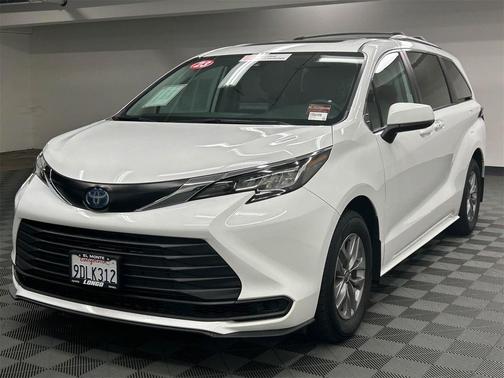 2023 Toyota Sienna LE
