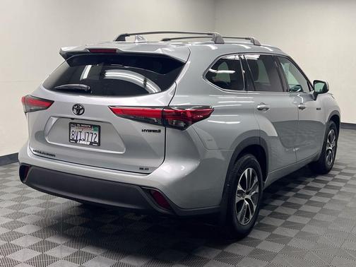 Celestial Silver Metallic 2021 Toyota Highlander Hybrid XLE