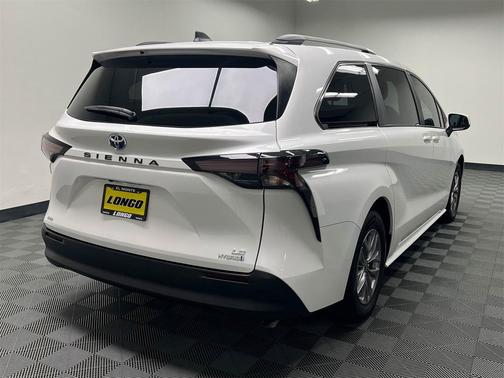 2023 Toyota Sienna LE