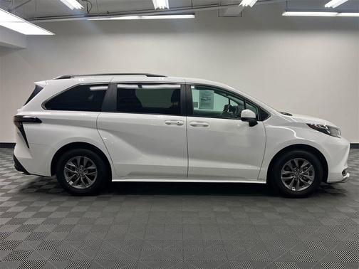 2024 Toyota Sienna LE