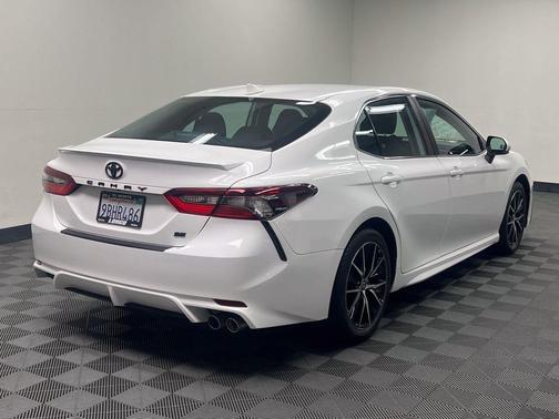 White 2022 Toyota Camry SE