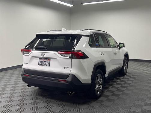 Ice Cap 2025 Toyota RAV4 Hybrid XLE