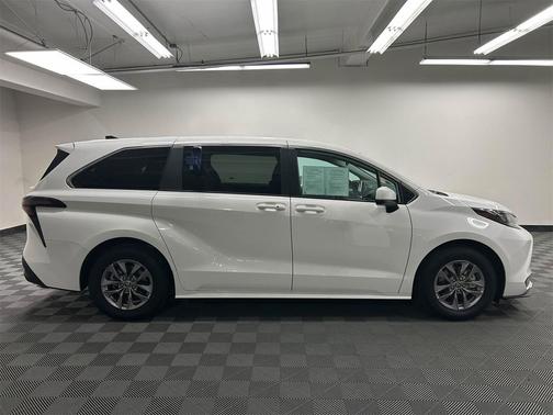 2024 Toyota Sienna LE