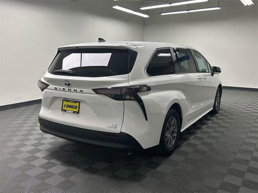 2024 Toyota Sienna LE