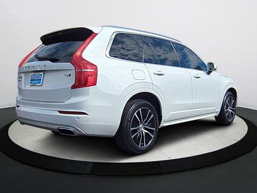 2020 Volvo XC90 T6 Momentum