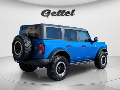 VELOCITY BLUE METALLIC 2023 Ford Bronco Badlands