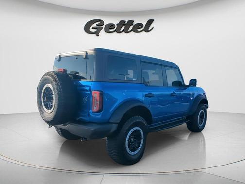 VELOCITY BLUE METALLIC 2023 Ford Bronco Badlands
