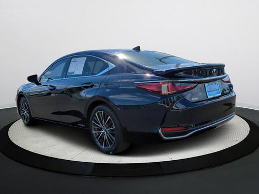 2022 Lexus ES 300h Base