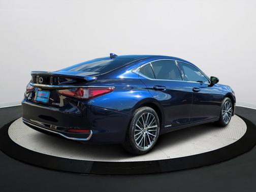 2022 Lexus ES 300h Base