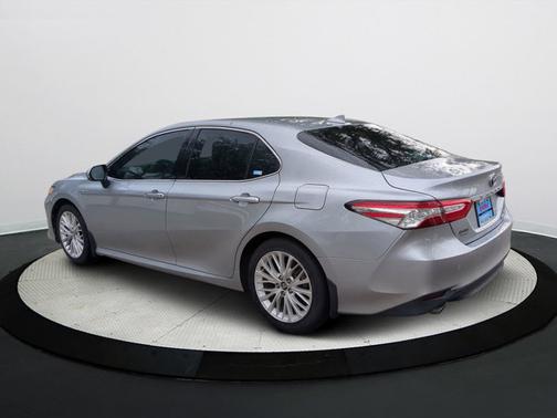 2020 Toyota Camry Hybrid XLE