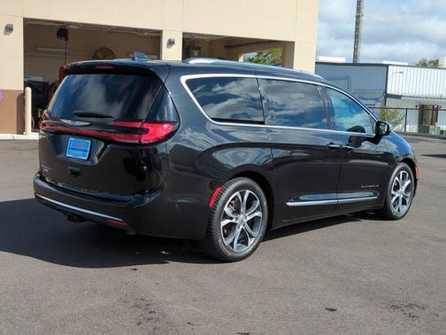 2022 Chrysler Pacifica L