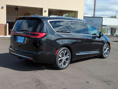 2022 Chrysler Pacifica L