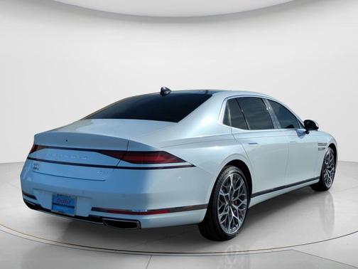 Uyuni White 2025 Genesis G90 3.5T e-SC AWD