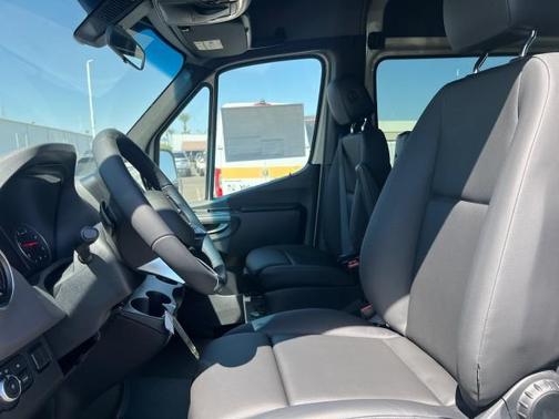 2025 Mercedes-Benz Sprinter 2500 144 WB Standard Roof Passenger