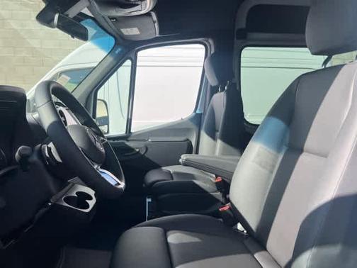 2025 Mercedes-Benz Sprinter 2500 144 WB Standard Roof Passenger