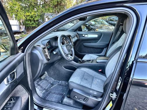 2024 Volvo XC40 Core Bright Theme