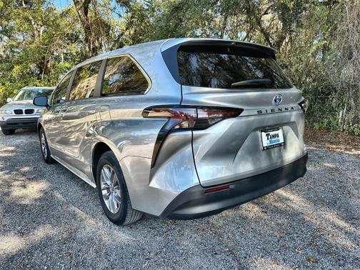 2024 Toyota Sienna LE