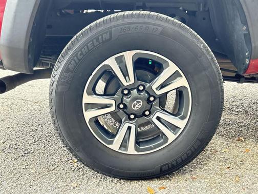 Barcelona Red Metallic 2018 Toyota Tacoma TRD Off Road