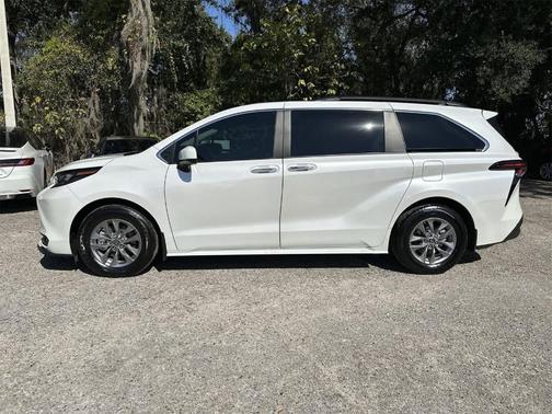 2025 Toyota Sienna XLE