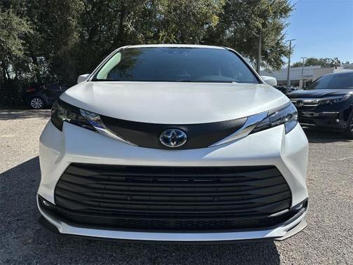 2025 Toyota Sienna XLE