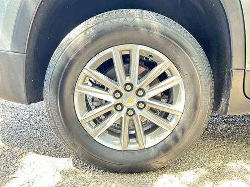 Sterling Gray Metallic 2023 Chevrolet Traverse LT Cloth