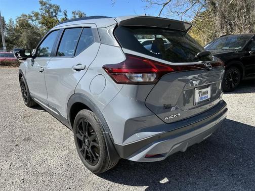 2022 Nissan Kicks SR