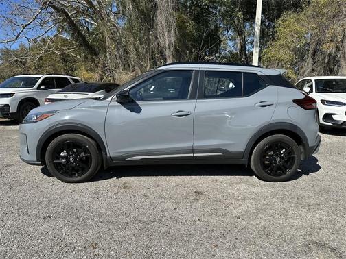 2022 Nissan Kicks SR