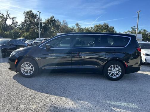 2024 Chrysler Voyager LX
