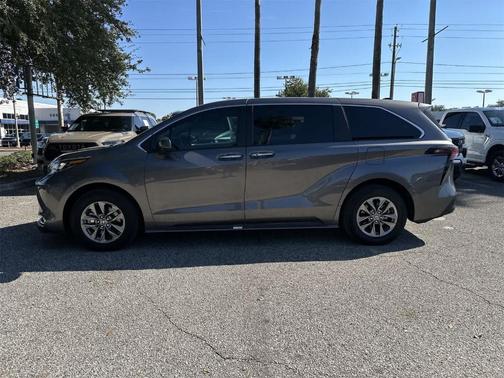 2024 Toyota Sienna XLE