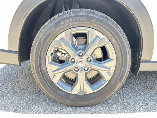 Platinum White Pearl 2026 Honda HR-V LX
