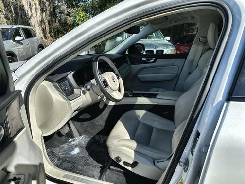 2024 Volvo XC60 B5 Plus Dark Theme