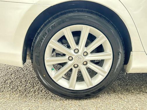 Super White 2014 Toyota Camry Hybrid XLE